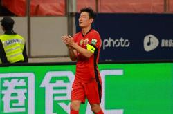 关于武磊五连胜继续领跑积分榜，梅西主帅陷下课危机！的信息